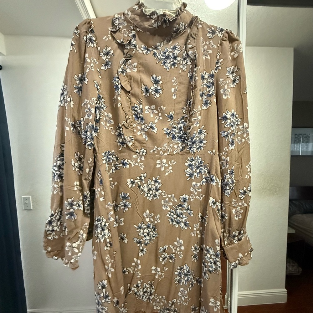 Chic Floral Long Sleeve Dress in Tan